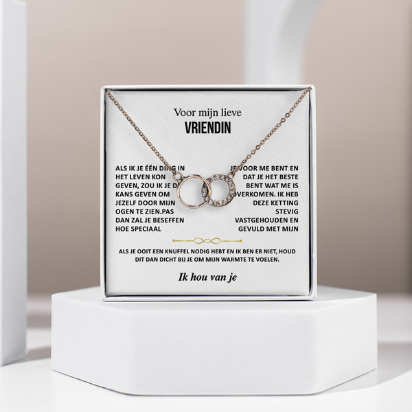 NL33_CHLOE_FOREVERNECKLACE_600x600px_V2